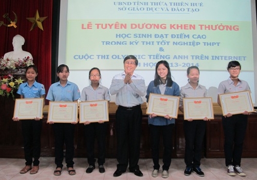 Sở giáo dục và đào tạo: khen thưởng học sinh đạt kết quả xuất sắc trong các kỳ thi