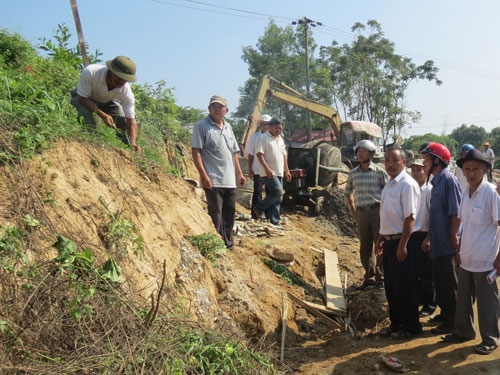 Thi công bờ kè xâm phạm hơn 23 ngôi mộ của dân