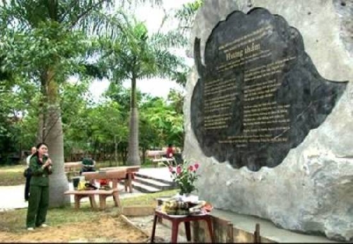 Tặng bia đá tưởng niệm liệt sĩ Phan Hữu Khải - nhân vật trong bài thơ “ Hương Thầm”- và các liệt sĩ tại nghiã trang liệt sĩ A Lưới 