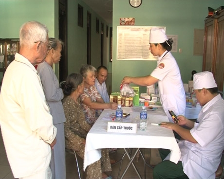 Khám bệnh và cấp phát thuốc miễn phí cho các đối tượng chính sách