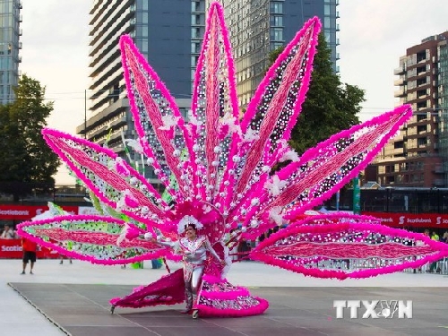 Sắc màu lễ hội hóa trang Carnival Toronto ở Canada