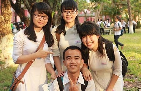 A Lưới: Khen thưởng học sinh có thành tích xuất sắc đạt thủ khoa năm 2014 