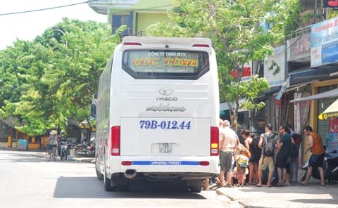 Xe khách đội lốt xe hợp đồng ngang nhiên đón khách tại Huế