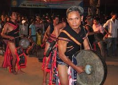 Bế giảng lớp truyền dạy cồng chiêng năm 2014