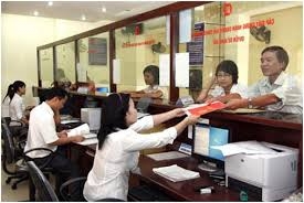 Không thực hiện việc ký hợp đồng lao động để làm công việc chuyên môn, nghiệp vụ trong các cơ quan, tổ chức, đơn vị hành chính