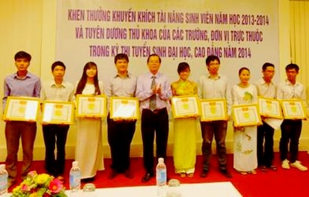 ĐH Huế khen thưởng sinh viên tài năng và tuyên dương thủ khoa năm 2014