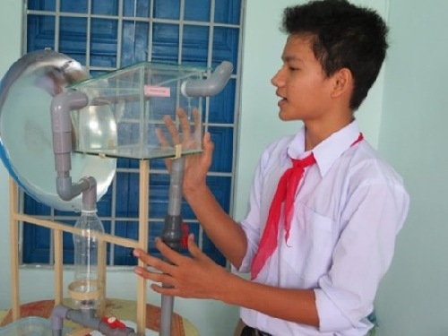Học sinh “trường quê” biến nước biển thành nước ngọt