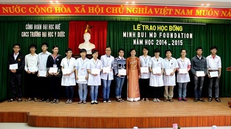 Trường Đại học Y Dược Huế tổ chức trao học bổng MINHBUI