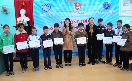 Trao heo giống và tiền hỗ trợ 20 học sinh Trường THCS Nguyễn Khánh Toàn