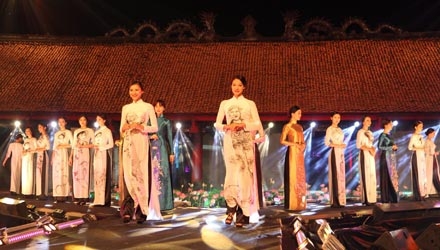 Hồn Việt trong tà áo dài