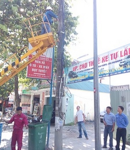 Xử lý, tháo dỡ dây thuê bao treo không đúng quy định tại các tuyến đường mô hình điểm