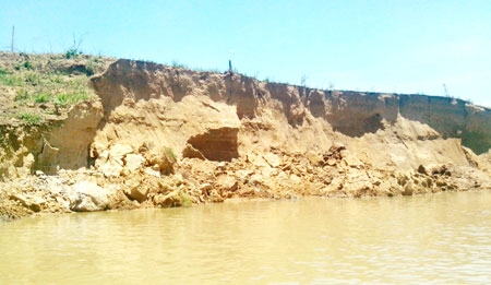 Khai thác cát sạn tràn lan gây ô nhiễm nguồn nước ở thượng nguồn sông Hương