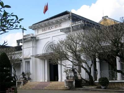 Đoàn Lãnh sự quán Hoa Kỳ làm việc tại Đại học Huế