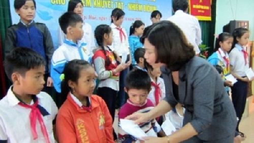 Trao học bổng cho học sinh khuyết tật, nhiễm đi-ô-xin