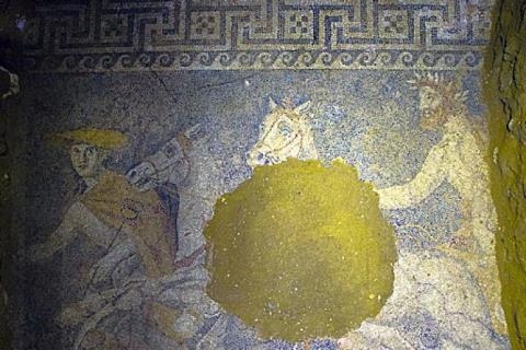 Tìm thấy tranh khổng lồ trong ngôi mộ bí ẩn ở Amphipolis