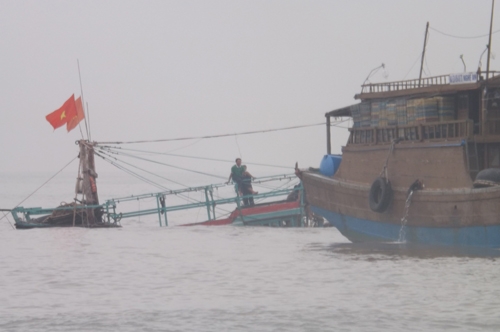 Tàu cá chìm, 10 ngư dân được cứu sống