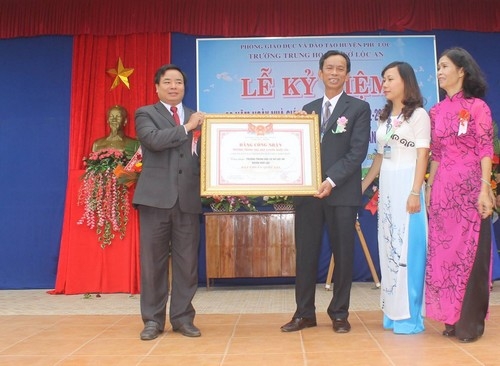 Trường Trung học cơ sở Lộc An đón bằng công nhận đạt chuẩn quốc gia năm 2014