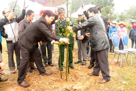 Trồng hơn 100km cây xanh bên đường Hồ Chí Minh