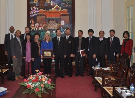 Đặc sứ khoa học Hoa Kỳ làm việc tại Đại học Huế
