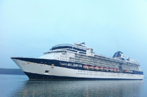 Đoàn khách tàu biển Celebrity Century đến Việt Nam