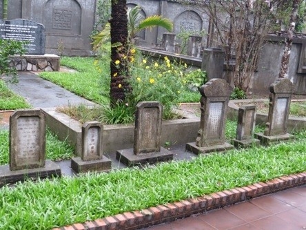 Bí mật về đôi khuyển trung thành bên mộ cụ Phan Bội Châu