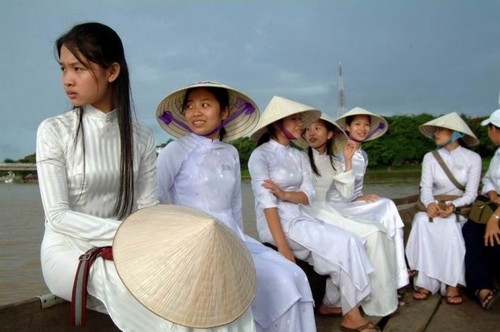 "Nón bài thơ Việt Nam": Trang phục truyền thống ấn tượng quốc tế