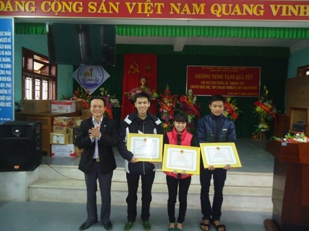 A Lưới: khen thưởng đột xuất cho các cá nhân đạt giải cao cuộc thi khoa học kỹ thuật cấp tỉnh học sinh trung học năm học 2014 - 2015