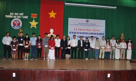 Trao học bổng cho sinh viên là người dân tộc thiểu số thuộc vùng khó khăn năm 2015