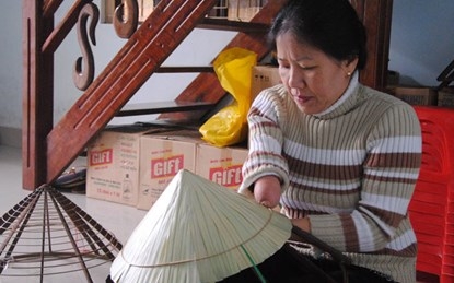 Người đưa nón Huế "đi Tây"
