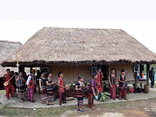 Người Tà Ôi với tục lệ mừng nhà mới tân gia