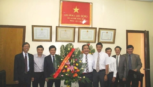 Chủ tịch UBND thành phố thăm và chúc mừng các cơ quan, đơn vị y tế