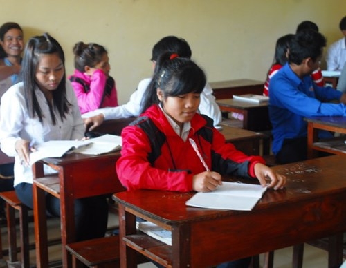 Thương lắm học sinh Pa Cô cõng gạo, xa nhà đi học