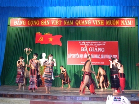 Bế giảng lớp truyền dạy dân ca, dân nhạc, dân vũ huyện A Lưới năm 2015