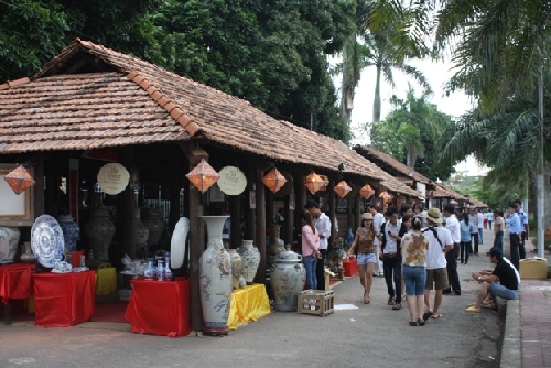 Công tác chuẩn bị tại đường đi bộ Nguyễn Đình Chiểu phục vụ cho Festival nghề truyền thống Huế 2015