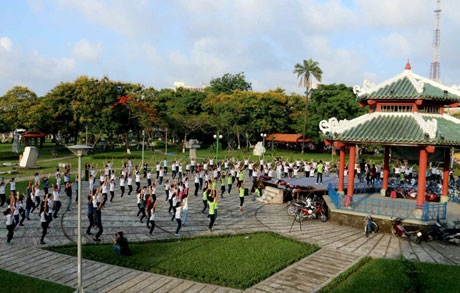 Gần 300 bạn trẻ nhảy flashmob chào mừng festival nghề truyền thống Huế.