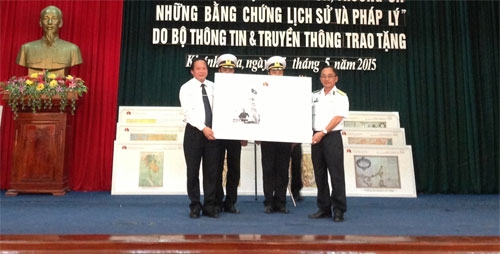 Trao tặng bộ tư liệu, bản đồ về Hoàng Sa và Trường Sa