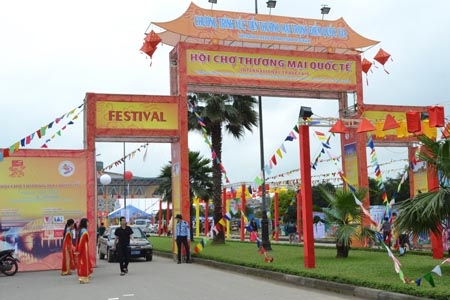 Hội chợ Công nghiệp - Thương mại Huế 2015 với quy mô gần 300 gian hàng