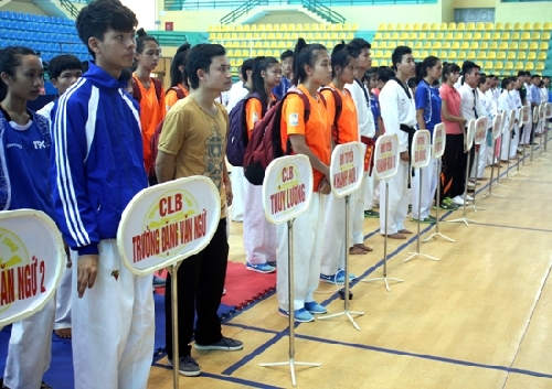 290 vận động viên  tham gia Giải Vô địch trẻ Karatedo, Taekwondo các CLB tỉnh Thừa Thiên Huế và Đội tuyển mở rộng