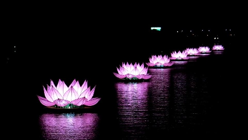 Thắp sáng 7 đóa sen trên sông Hương chào mừng lễ Phật Đản 2015