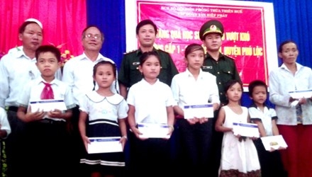 Tặng quà cho trẻ em nghèo TT-Huế