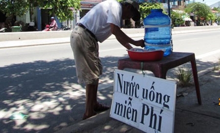 Nắng dữ dội, dân lập điểm phát nước miễn phí