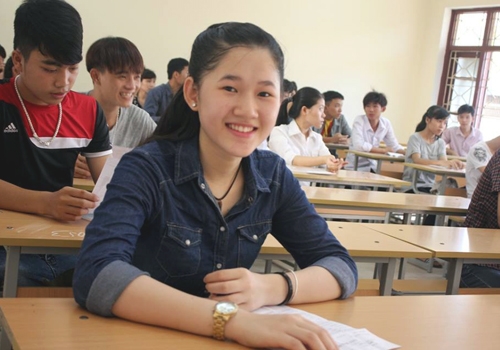 Một triệu thí sinh bắt đầu làm bài thi 'hai trong một'