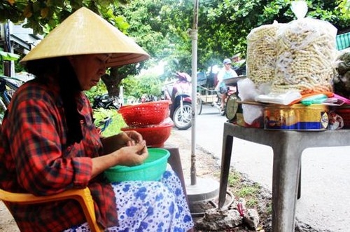 Nghề bóc vỏ hạt sen