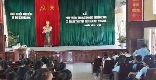 Nam Đông: Phát thưởng cho cán bộ, giáo viên, học sinh có thành tích tiêu biểu năm học 2014-2015