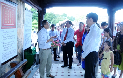 Triển lãm “Tinh thần tự tôn dân tộc trong thơ” trên điện Thái Hòa