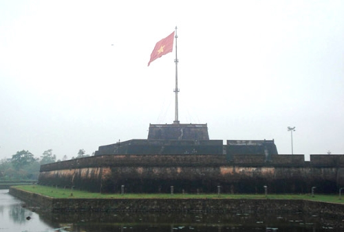 Những người kéo cờ Tổ quốc trên đỉnh Ngọ Môn