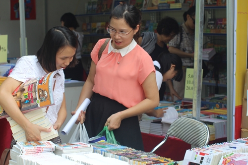 Người yêu sách 'bội thu' ở hội sách Hoàng Thành Hà Nội