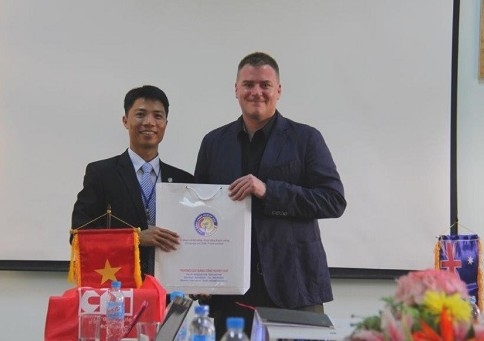 Học viện Công nghệ Canberra, Úc đến thăm và làm việc tại Huế