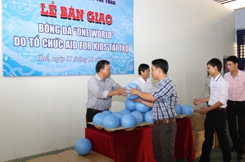 Bàn giao 357 quả bóng đá "One World" do Tổ chức Aid For Kids tài trợ