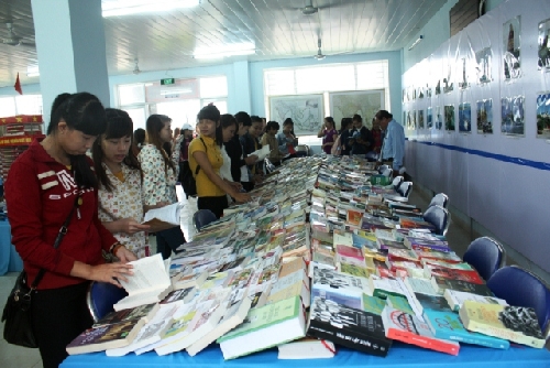 Triển lãm hơn 5.000 đầu sách "Thiêng liêng biển đảo Việt Nam"